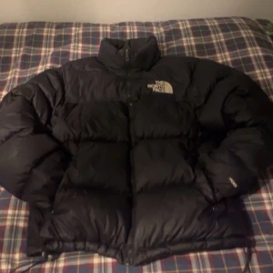 North face puffer jacket - Säljer denna riktigt varma och snygga north face jacka. Hur bra skick som helst! Det är storlek S på den men kan nog passa XS också👀Pris kan diskuterar🤝🏼