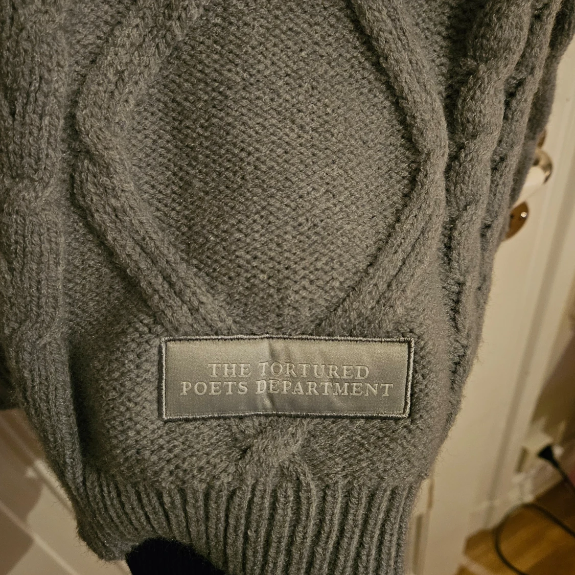 Grå stickad kofta från The Tortured Poets Department - 1