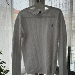 Polo Raulph Lauren kabelstickad  - Jättefint skick förutom att etiketten har tappat motivationen. Tröjan är en storlek L men sitter mer åt M hållet. Skriv vid frågor!