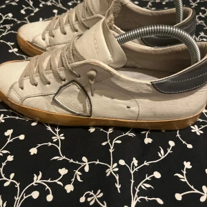 Vita Philippe Model - Snygga vita sneakers från Philippe model, sise 40 passar 41. Pris kan diskuteras där det inte finns någon sko låda eller dust bag.
