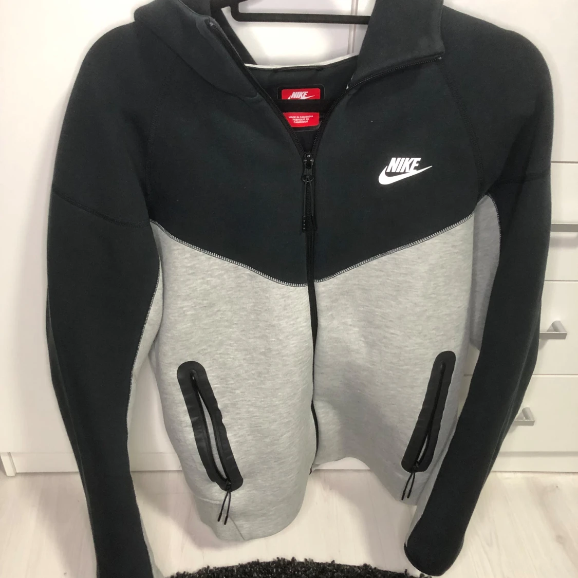 Svart och grå nike tech zip hoodie