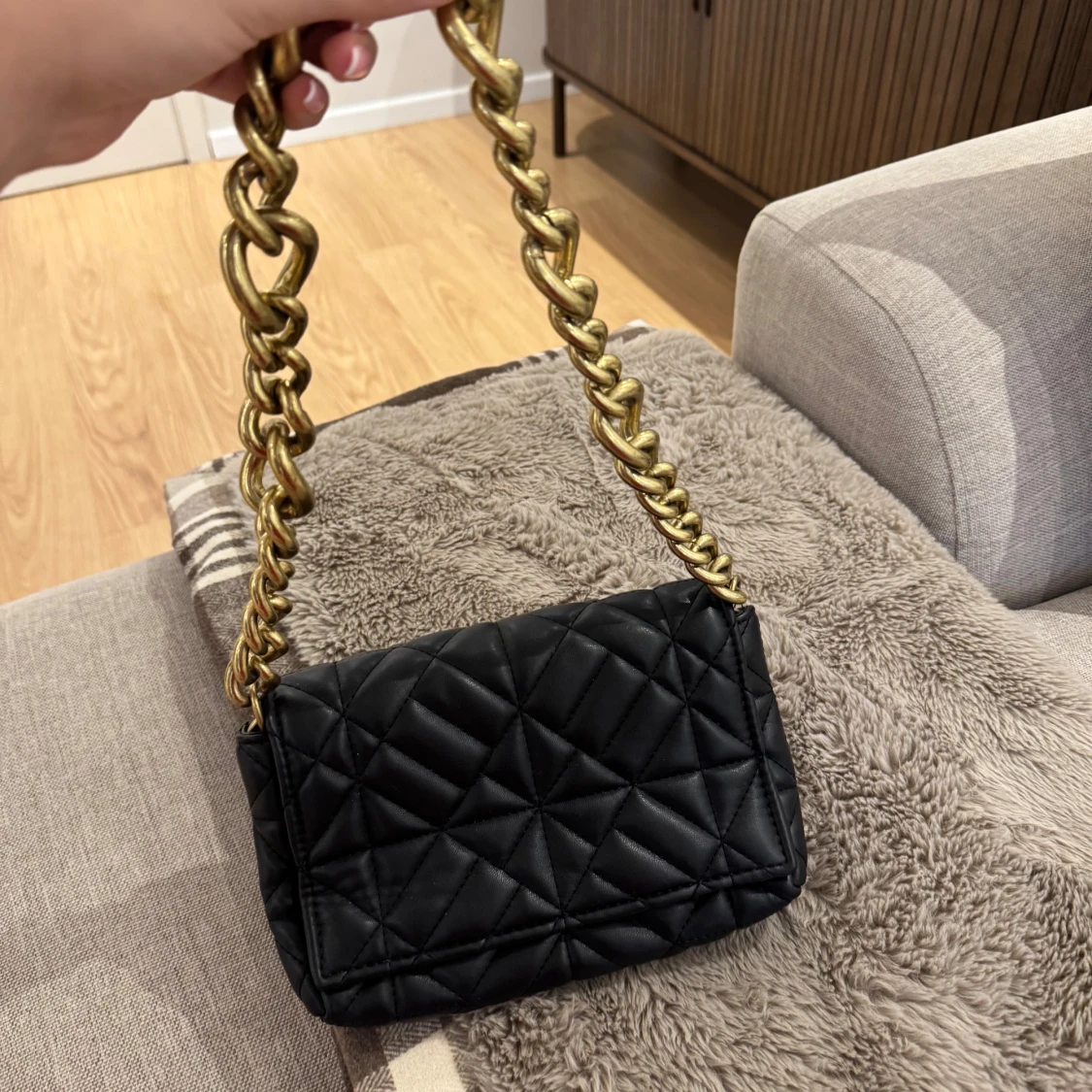 Svart quiltad axelväska med kedja - 1
