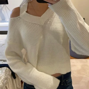 Vit stickad tröja  - Säljer en söt vit stickad tröja från Zara med v-ringad hals och ett slitt vid enda axeln. 💕