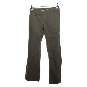 Olivgröna byxor från Miss Sixty - Snygga olivgröna byxor från Miss Sixty med en bootcut-stil. Byxorna har en klassisk design med en diskret logga på insidan.