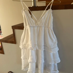 Volang klänning - Säljer den här jättefina klänningen som passar i sommar😝😝