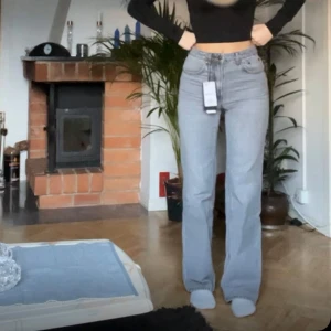 Grå jeans från Stradivarius - Snygga grå jeans från Stradivarius med en straight leg passform. Storlek 34. Perfekt läng för mig som är 170cm . Skriv för fler frågor 