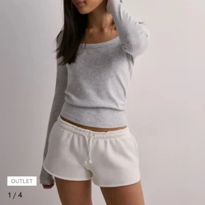 Vita mjuka shorts med dragsko - Säljer ett par vita mjuka shorts med elastisk midja och dragsko. Perfekta för en avslappnad stil. De är bekväma och lätta att bära. Storlek XS! Helt oanvända 