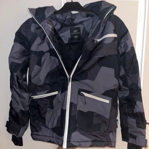 Vinterjacka twentyone seventeen - Säljer nu min gamla vinterjacka från twentyone seventeen. Den är i fint skick 8/10. Storleken är 158/164. 