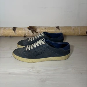 Saint Laurent skor - Saint Laurent skor i 9/10 skick || Inga defekter alls || Nypris ligger på cirka 7000kr || Storlek 43 || Är öppen även för byten
