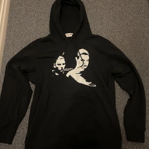 Saint Laurent hoodie - Tja! Säljer denna tvärfeta saint Laurent hoodie i strl L. Hoodien är i utmärkt skick, finns inga skador eller defekter, dessutom försiktigt använd. Hoodien är svart och självklart äkta. Hör av er vid frågor eller funderingar! 