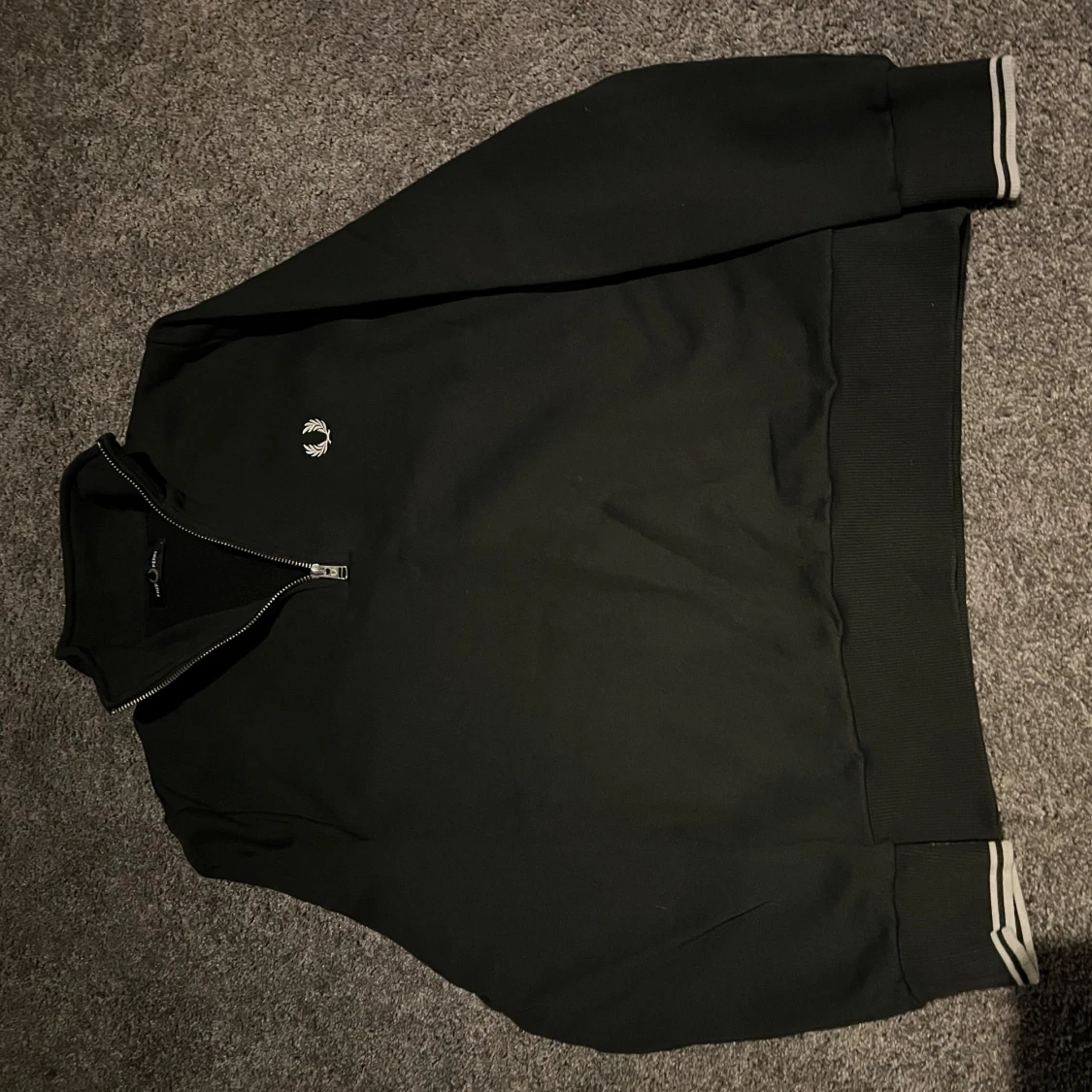 Mörkgrön hoodie från Fred Perry - 1