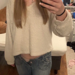 Blå jeans med slitningar - Snygga blå jeans från X Star med coola slitningar och en klassisk femficksdesign. De har en bekväm passform och är perfekta för en avslappnad stil. Märkesdetalj på baksidan ger en extra touch.