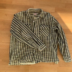 Flanellskjorta - Flanellskjorta i skitbra skick. På mig som har S sitter den snyggt oversized så passar troligen allt från S-L❤️