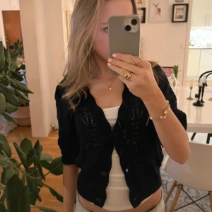 Marinblå kofta med spetsmönster - Såå fin trekvartärmad kofta med spetsmönster😚jättefint skick. Säljer pga jag inte tycker den passa mig. Nypriset är 400kr, men köpte från en tjej på plick. Skriv för frågor eller fler bilder. Skriv om ni är intresserade av att köpa!!