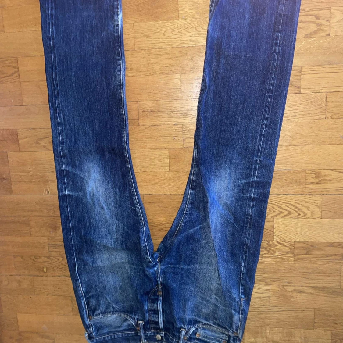 Blå evisu jeans med röd broderad detalj - 1