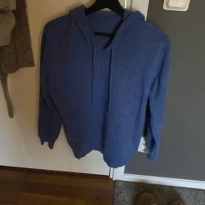 Blå stickad hoodie - Säljer min stickade hoodie som är i väldigt bra skick och är i storlek M