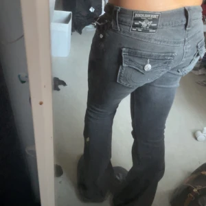 True religion Joey Grå - Modellen joey från nelly! Pris går alltid att diskutera! 40 cm rakt över midjan samt endast använda 2-3 gånger😊nypris 1300