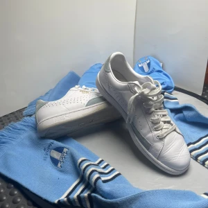 ‼️limited edition ‼️Malmö-FF X Puma sneakers - Dessa sällsynta skor är perfekta för malmöfansen och kan få en fin plats i samlingen. Skorna har inte varit ute på marknaden på flera år, så de går ej att köpa nya. Därför har vi de bästa eftersom de är näst intill nyskick. Riktigt snygg design med blå mocka detaljer. Storlek 44. Pris: 449kr.