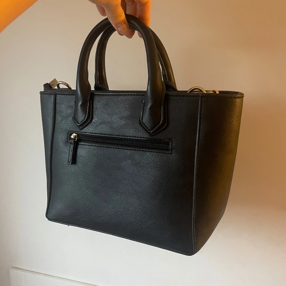 Svart handväska med axelrem - 4