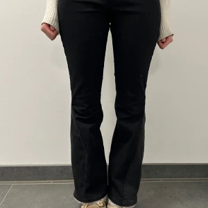 Svarta jeans med spets  - Vanliga svarta bootcut jeans med en twist av spets, väldigt vardaglig men lite unikt! Kan stylad både up och ner!! 