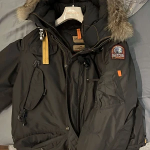 Svart vinterjacka från Parajumpers - Säljer min mörkgröna parajumper jacka då jag inte använder den längre, väldigt fint skick inga hål eller liknade saker 