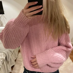 Rosa stickad tröja - Säljer en söt rosa stickad tröja från zara. 💖