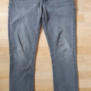 Grå jeans från Nudie Jeans grim tim - Snygga grå jeans från Nudie Jeans i modellen Grim Tim. Riktigt fina och i bra skick. Hör av er om ni har några frågor eller prisförslag!