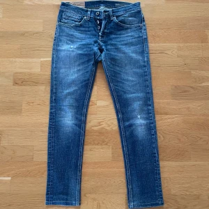 Dondup Jeans - Snygga jeans från Dondup i en riktigt snygg färg. Jeansen är storlek 31 och är i modellen George. Finns en liten slitning under gylfen men inget som syns när jeansen är på. Har du några funderingar är det bara att höra av sig!