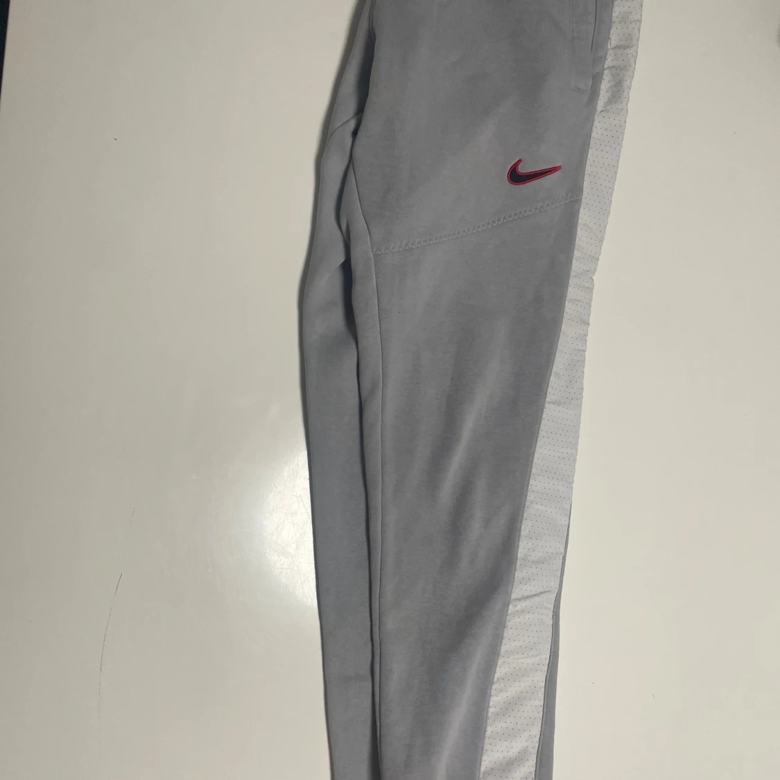 Grå mjukisbyxor från Nike - 2