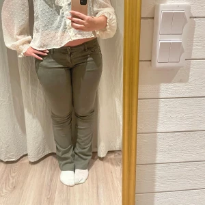 Lågmidjade gröna jeans - Lågmidjade gröna jeans som är omsydda till bootcut. Fint skick🌻