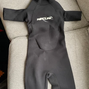 Våtdräkt!🌊 - En våtdräkt använd enstaka gång. Märke: Ripcurl storlek 10 korta ärmar och ben (till 142cm lång, 30-35kg) nypris : 800:- nu säljes för  400:- 💗