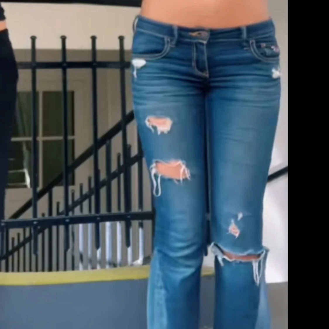 Lågmidajde blå jeans med slitningar