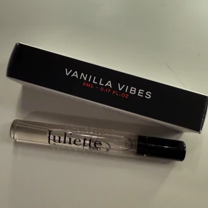 Vanilla Vibes från Juliette Has a Gun - Säljer en 5 ml flaska av Vanilla Vibes från Juliette Has a Gun. Denna parfym kommer i en smidig, genomskinlig glasflaska med svart lock. Perfekt för att ta med sig i väskan för en snabb uppfräschning.