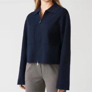 Mörkblå koftjacka med dragkedja - Snygg mörkblå jacka från Åhléns med dragkedja framtill och två stora fickor. Bra skick