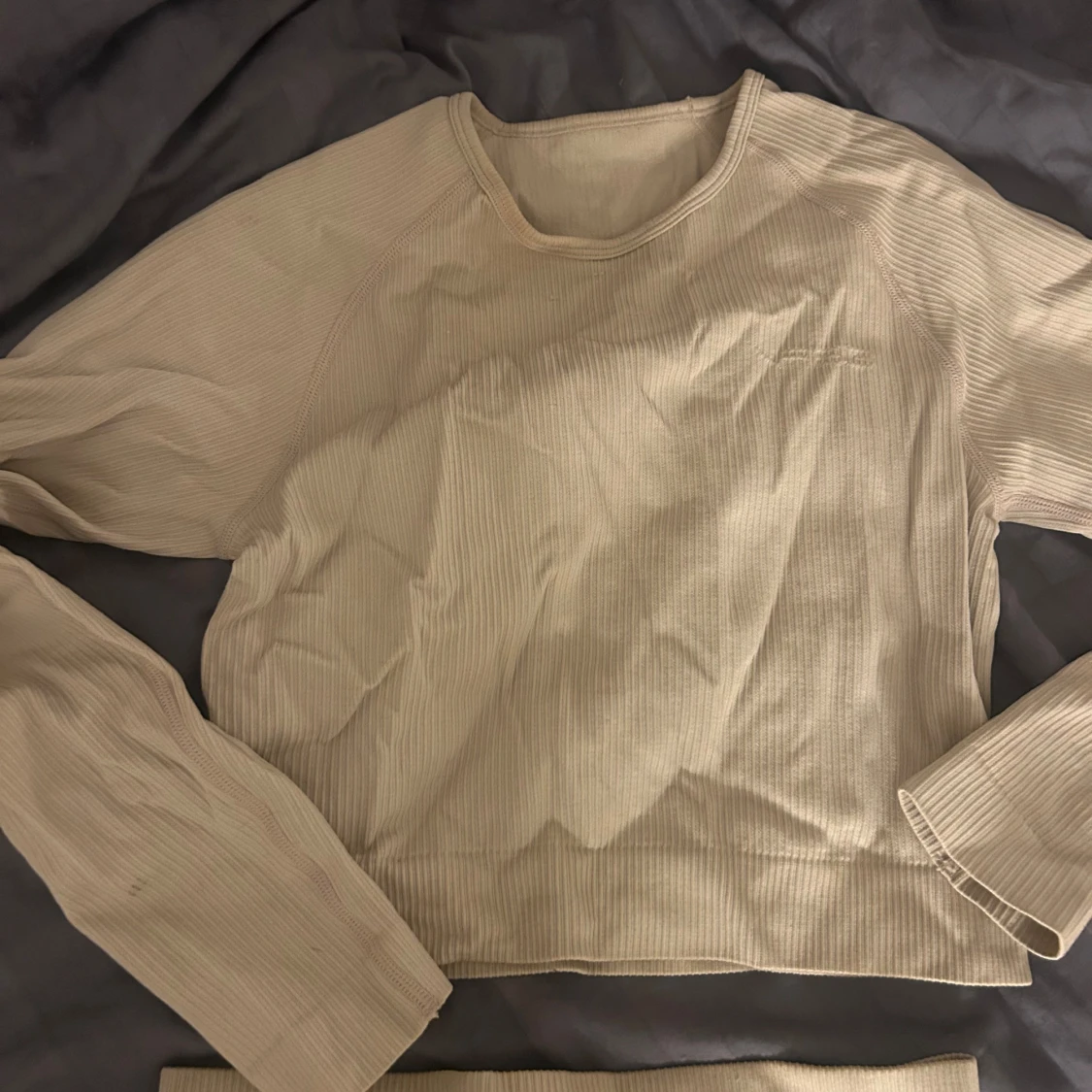 Beige ribbad set med långärmad topp och leggings - 1