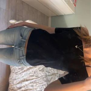 Svart offshoulder topp - stilren svart offshoulder topp, Toppen har en tight passform och korta ärmar. Storlek S och inga defekter