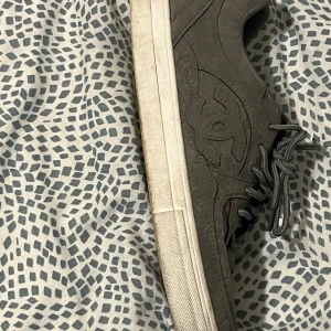 Svarta sneakers med snörning - Snygga gråa sneakers med diskret mönster och snörning. Pris kan diskuteras