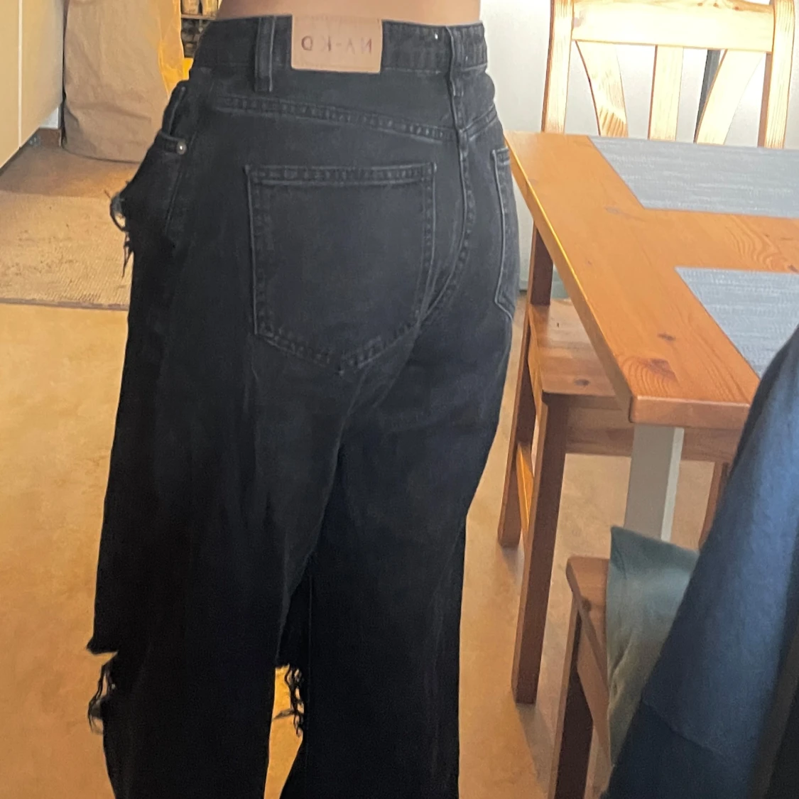 Svarta jeans med slitningar från NA-KD - 90