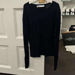 Marinblå tröja från Zara - Marinblå tröja från Zara i storlek S. Nästan aldrig använd och därför i nyskick! 