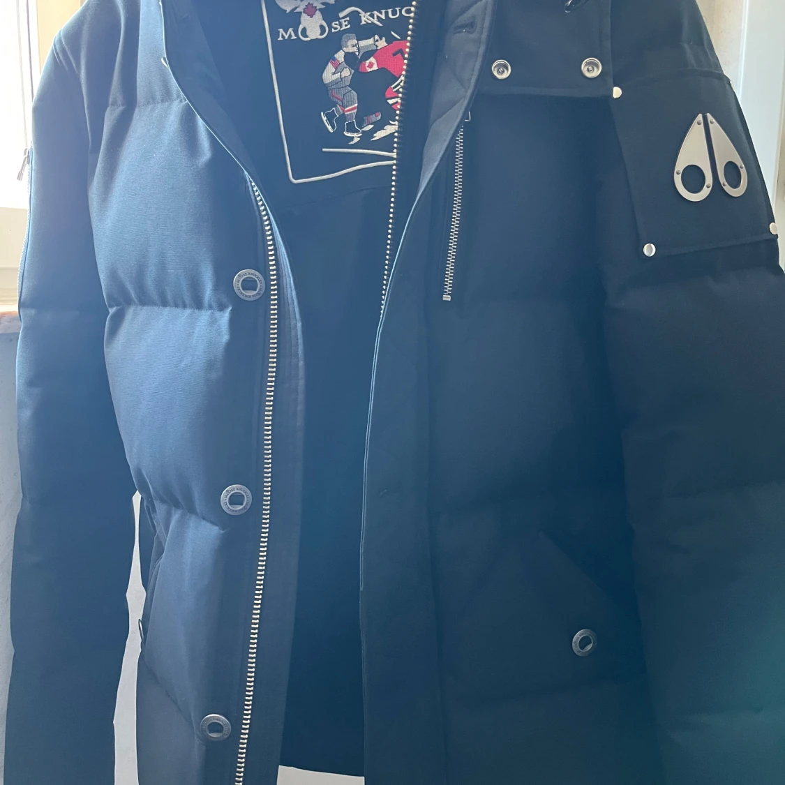 Marinblå dunjacka från Moose Knuckles