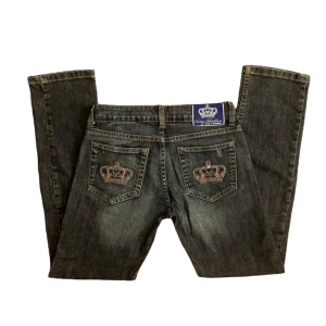 Victoria Beckham  y2k vintage jeans med broderade kronor - Snygga straight grå jeans från Victoria Beckham med unika broderade kronor på bakfickorna. Grå/Blå färg. Strl 28 på lapp. Midjemått: 36 cm rakt över, Innerbenslängd: 76 cm. Längd från gren till midja: 19 cm. ❤️