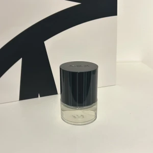 Parfym från N.C.P. - Elegant parfymflaska från N.C.P. med en stilren design. Flaskan är genomskinlig med en svart cylinderformad kork. Perfekt för den som söker en modern och minimalistisk doftupplevelse. Den är som ny har använt den 1 gång 