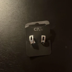 Silvriga örhängen med en diamant - Super fina silvriga mini hoops med en diamant!😻❤️