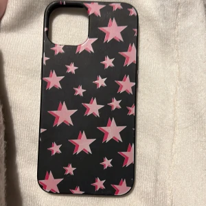 Svart mobilskal med rosa stjärnor - Ett telefon skal till iPhone 13, kom med prisförslag 