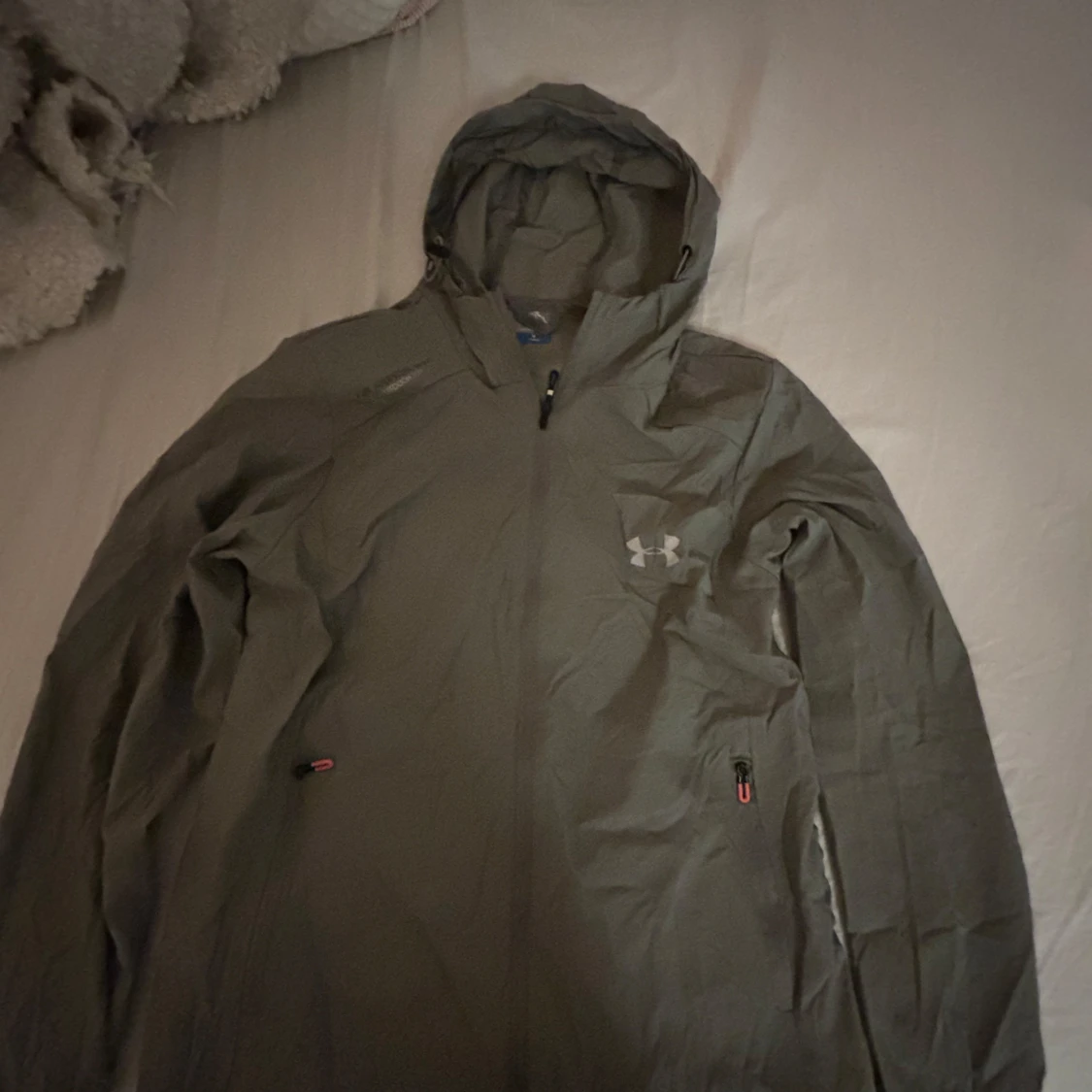 Grå vindjacka från Under Armour