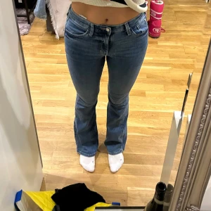 Blå flare jeans från &denim - Snygga boot cup jeans från &denim i storlek 36. Jag är 171cm lång och såhär sitter de på mig. 