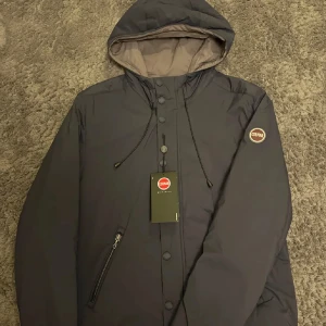 Colmar jacka - BILLIGARE PRIS FEL SÄSONG | Riktigt snygg jacka ifrån Colmar den är helt ny med Tags | Skulle säga regn jacka/ man kan ha den som tunnare jacka | Storleken är Eu50/M | Hör av er vid frågor kan skicka mått eller fler bilder osv!