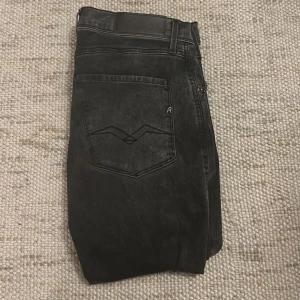 Replay jeans  - Säljer ett par grå/svarta replay jeans storlek 31/32. Fraktar samma dag eller dagen efter. Har du några frågor hör gärna av dig MVH Nils🙌👍