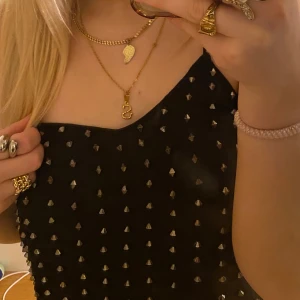 Svart topp med nitar - Perfekt till nyår