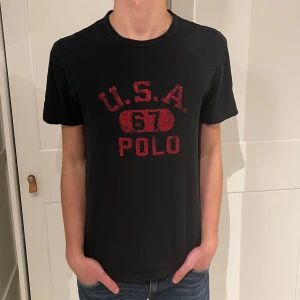 Ralph Lauren t-shirt - Svart t-shirt från Polo Ralph Lauren. Inga defekter på tröjan. Size (M) modellen är 177cm lång. Nypris (800kr)
